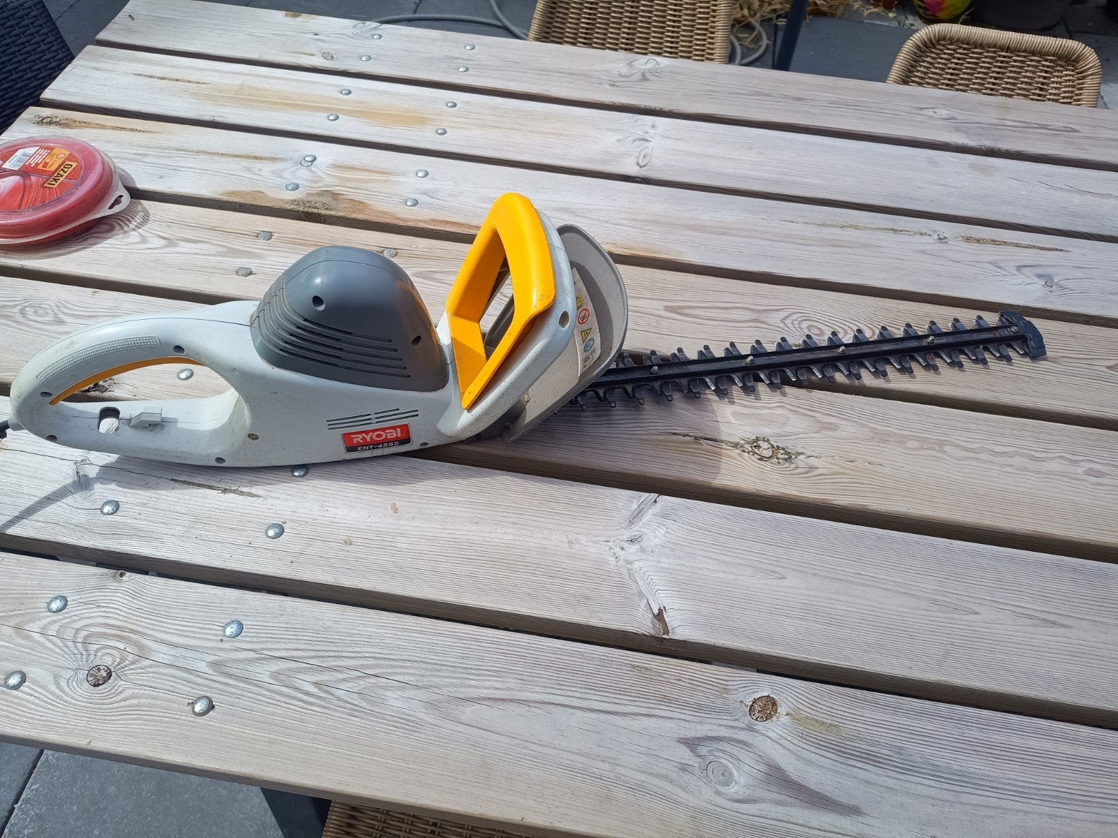 Taille-haies AEG et Ryobi, Enlèvement