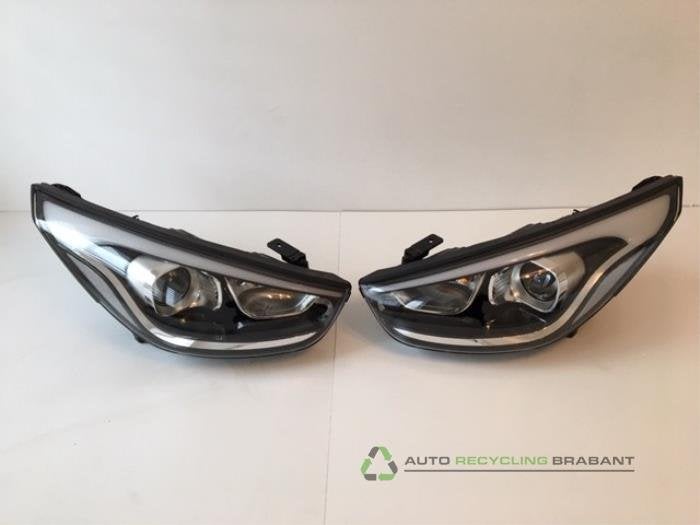 Koplamp rechts van een Hyundai IX35, Gebruikt, -, -, Ophalen of Verzenden
