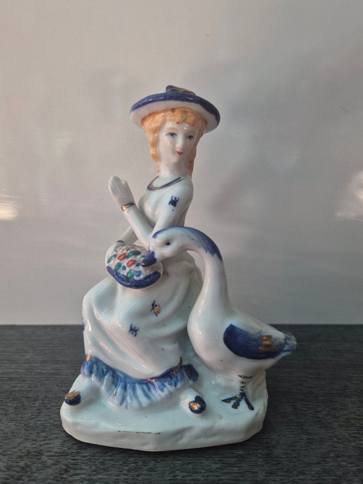 Vintage porseleinen beeldje dame met zwaan – handbeschilderd, Antiek en Kunst, Ophalen of Verzenden