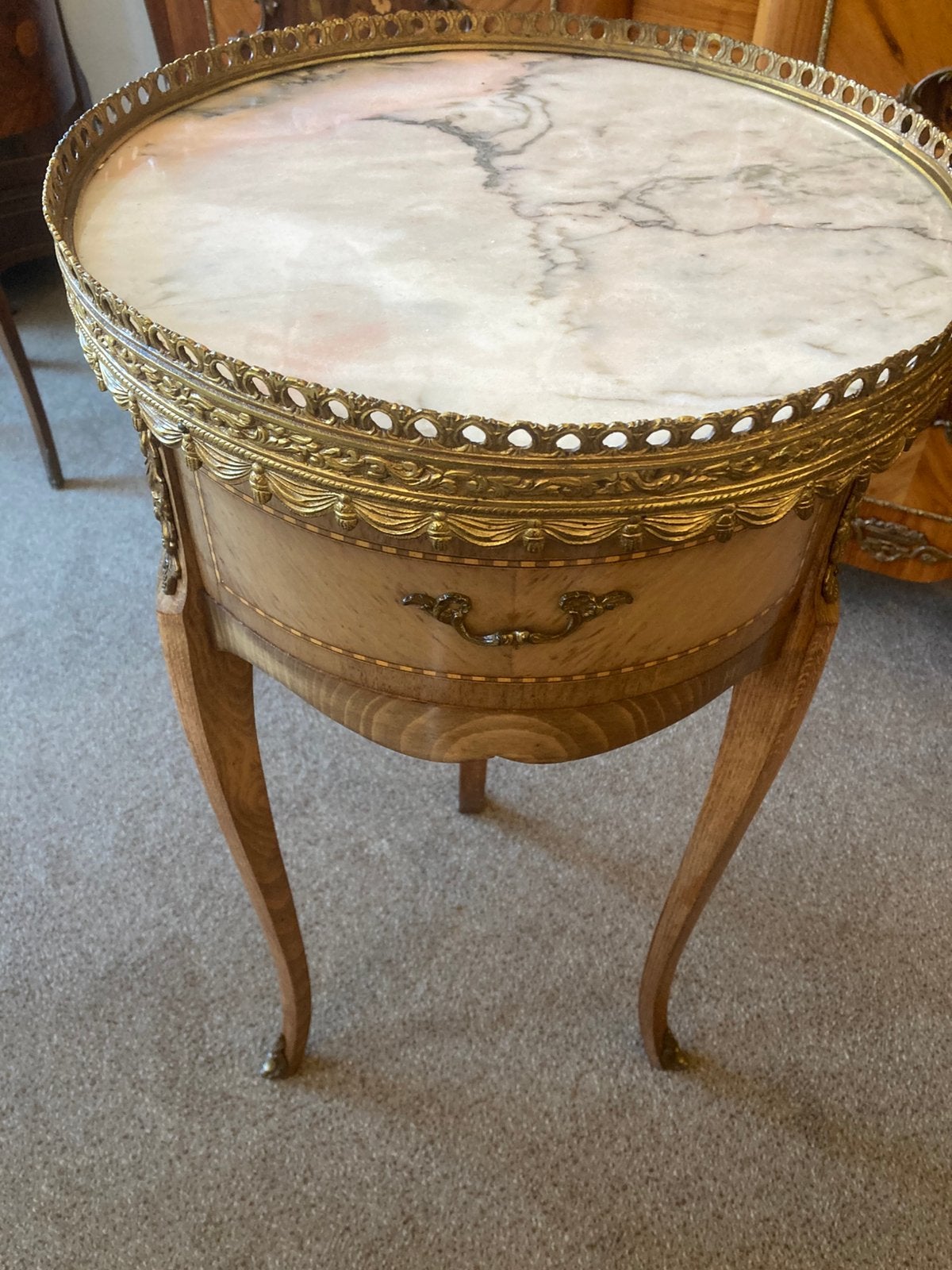 Antieke marqueterie tafel met marmer blad en lade, Enlèvement