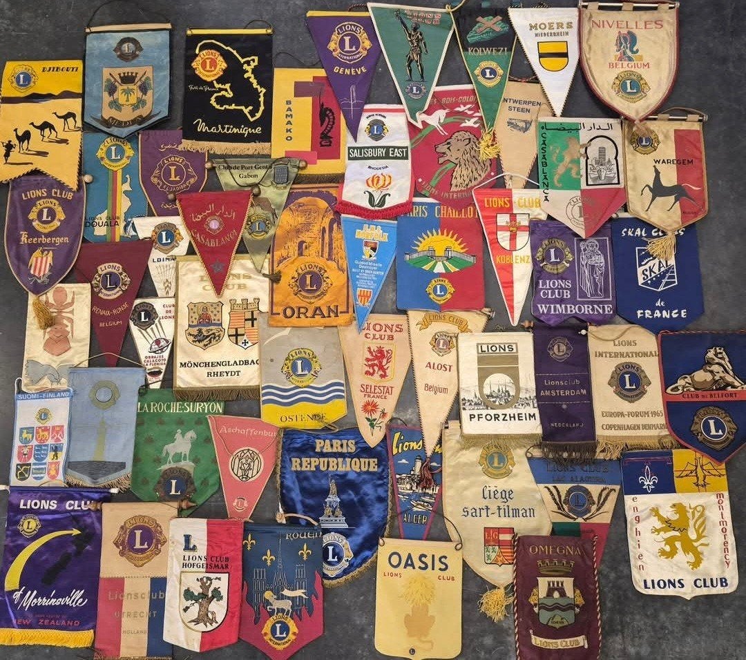 Grote partij vintage Lions Club wimpels / vaandels (ca 57, Diversen, Vlaggen en Wimpels, Ophalen
