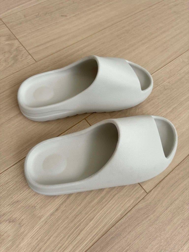 Yeezy slides, Vêtements | Hommes, Vêtements Homme Autre, Enlèvement, Neuf, Adidas Yeezy