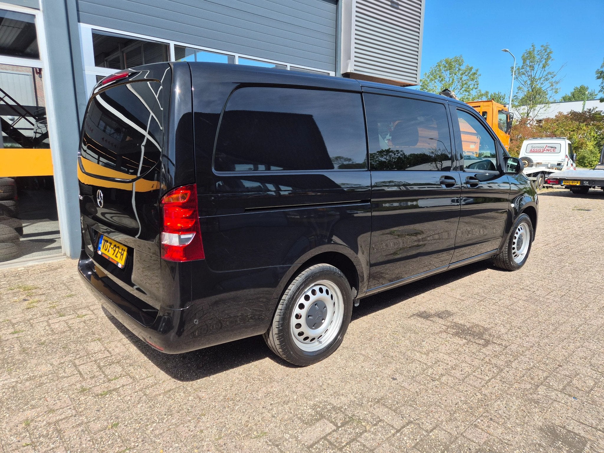 Mercedes-Benz eVito L2 DC 5 Pers/ Airco/ Camera/ 2X schuifde, Auto's, Gebruikt, Zwart, Mercedes-Benz, 2277 kg