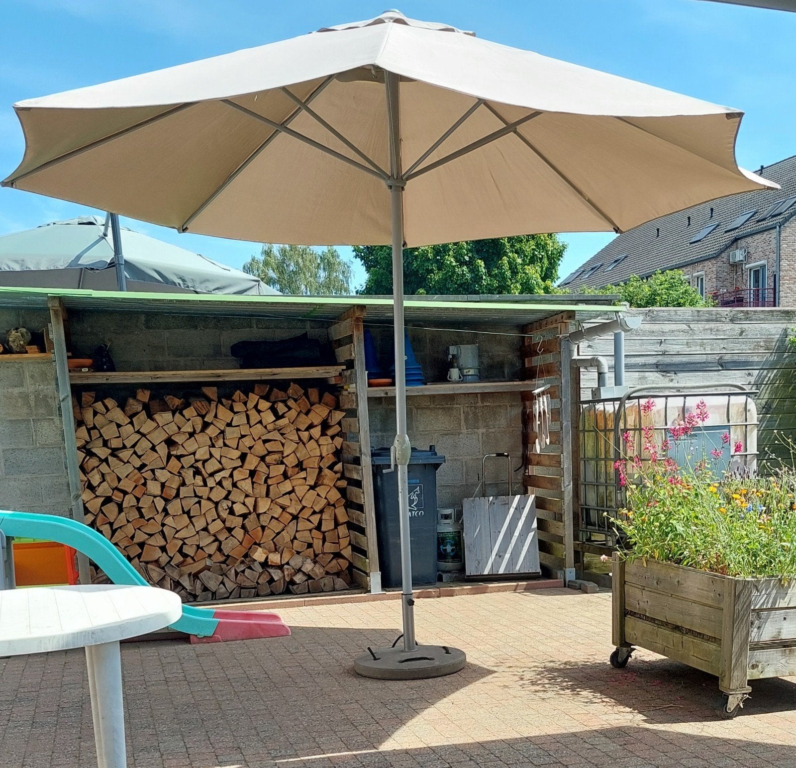 Parasol taupe ikea 4 m, pied et housse, Enlèvement