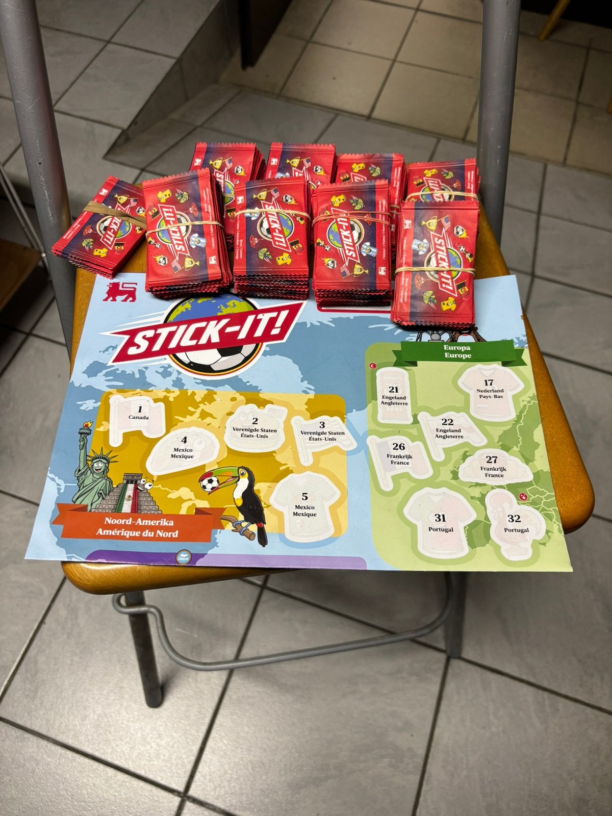 Delhaize stickers 208 ongeopend + blad, Verzamelen, Ophalen of Verzenden, Zo goed als nieuw