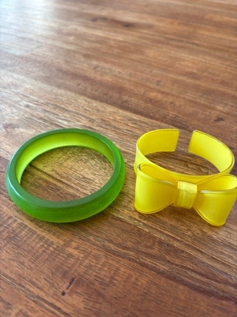 2 armbanden, Handtassen en Accessoires, Armbanden, Ophalen of Verzenden, Zo goed als nieuw, Kunststof of Plastic