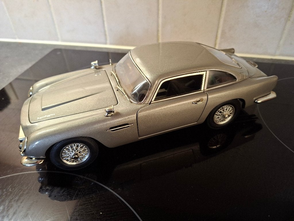 6 x James Bond car 1:18, Ophalen, Motor