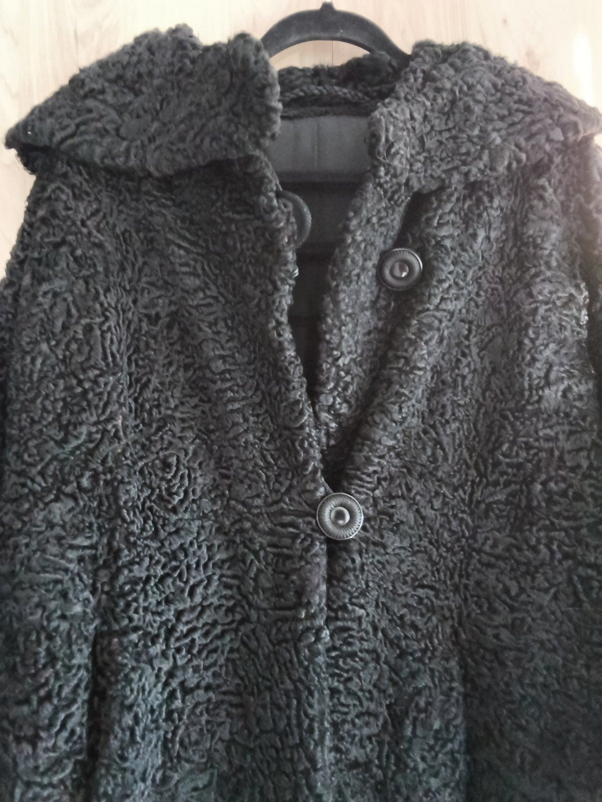 état neuf  1 manteau noir en astrakan, Ophalen