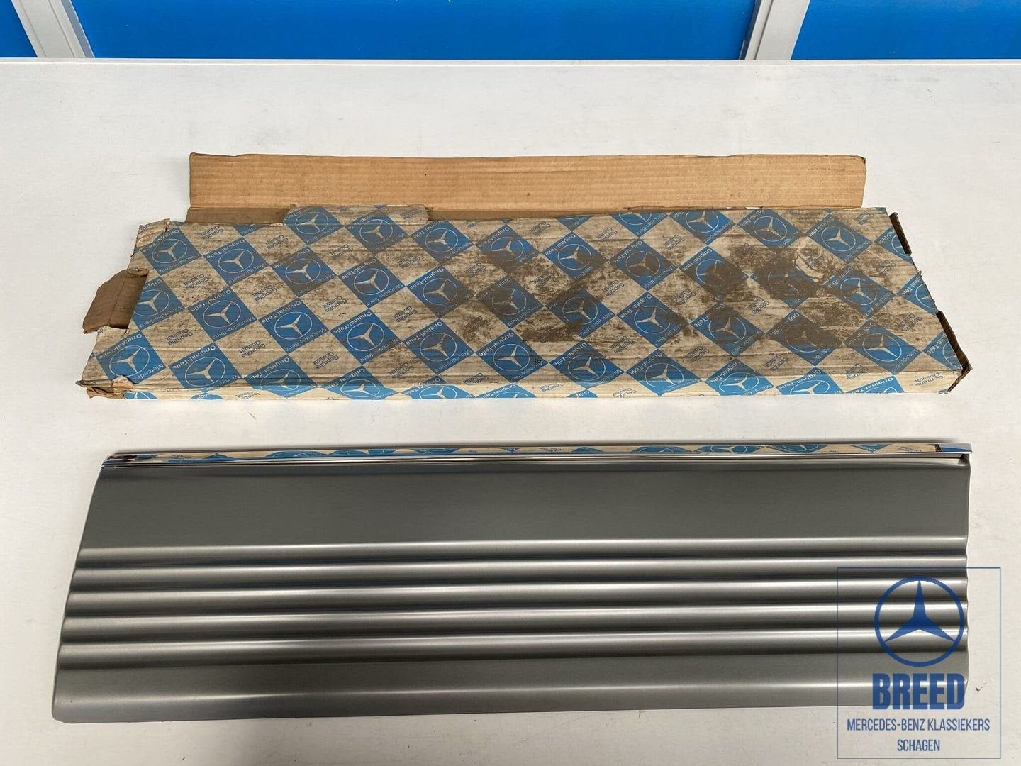 NOS flankbeplating achterdeur links voor Mercedes-Benz W126, Auto-onderdelen, Carrosserie, -, Nieuw, Ophalen of Verzenden, -