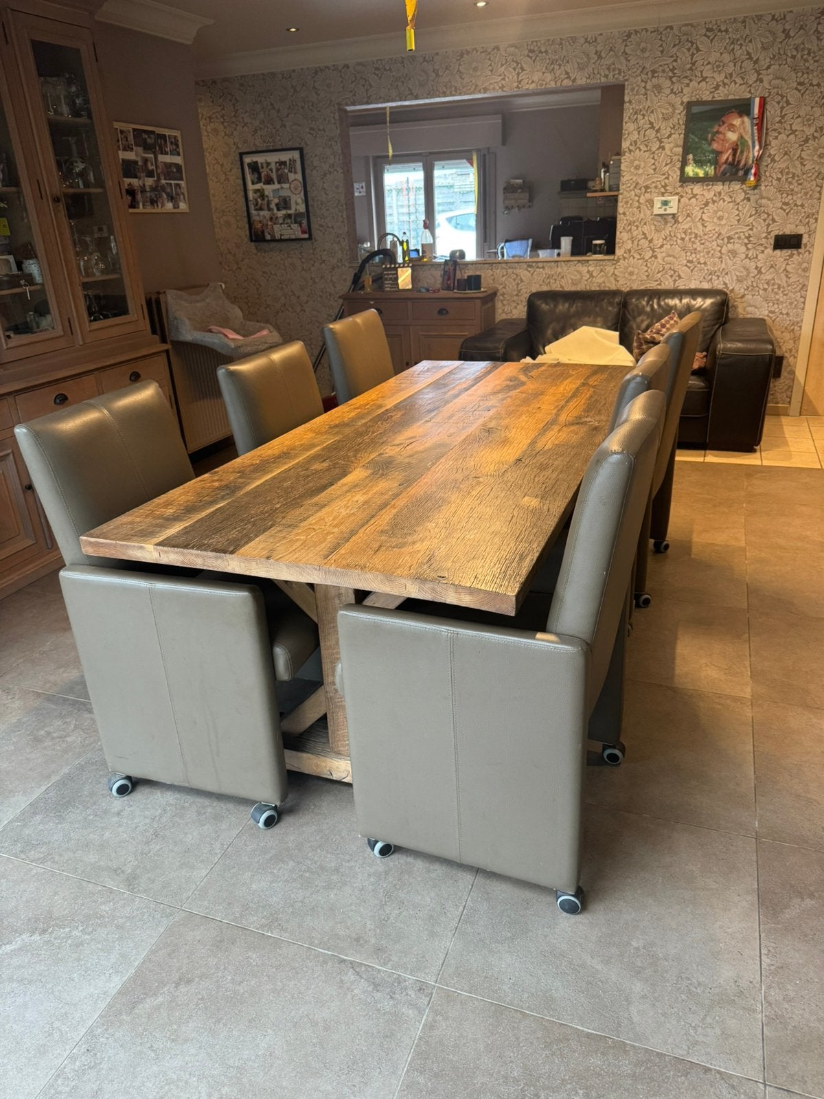 Massief houten eettafel met bijpasende zeteltjes op wielen, Huis en Inrichting, Ophalen, Gebruikt, 200 cm of meer, 50 tot 100 cm