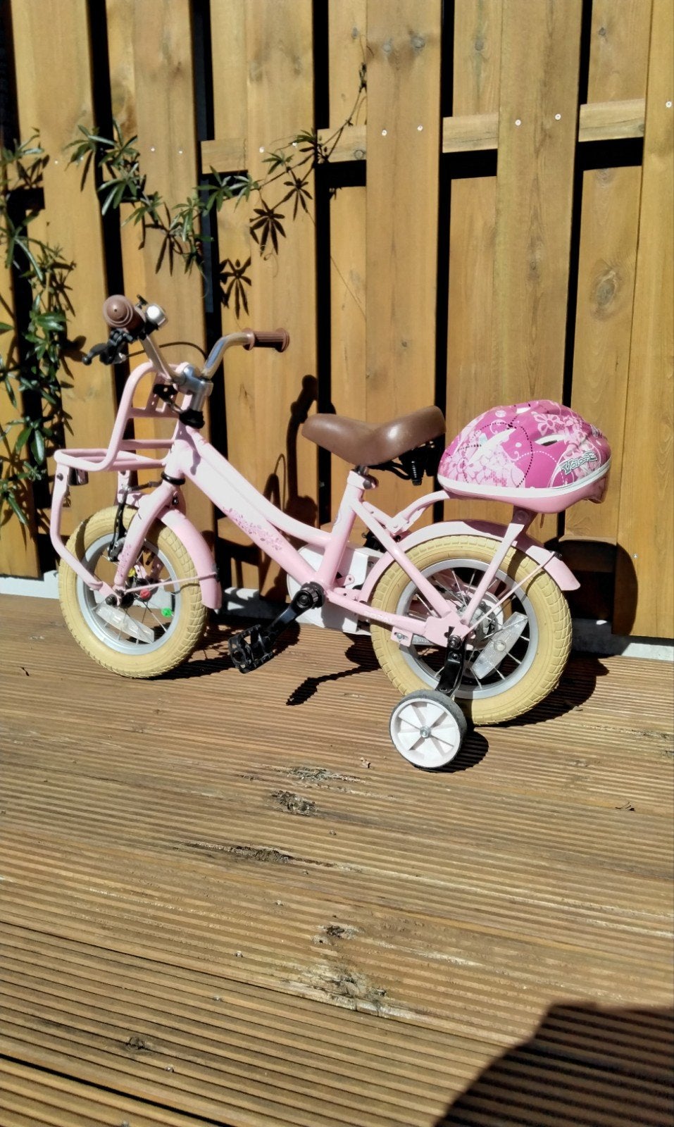 Roze kinderfiets en helm., Fietsen en Brommers, Ophalen, Gebruikt, Minder dan 16 inch, Zijwieltjes