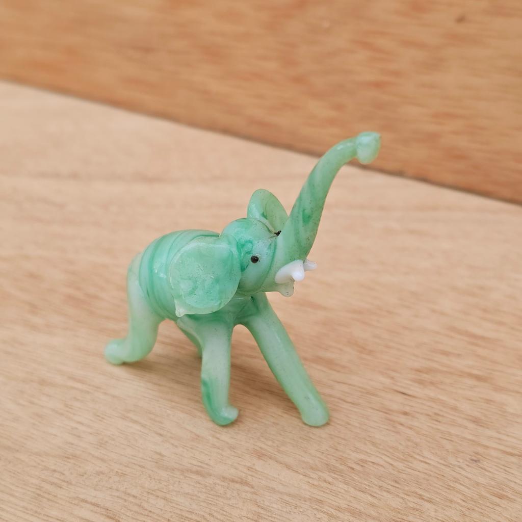 Éléphant en verre vert, Enlèvement ou Envoi