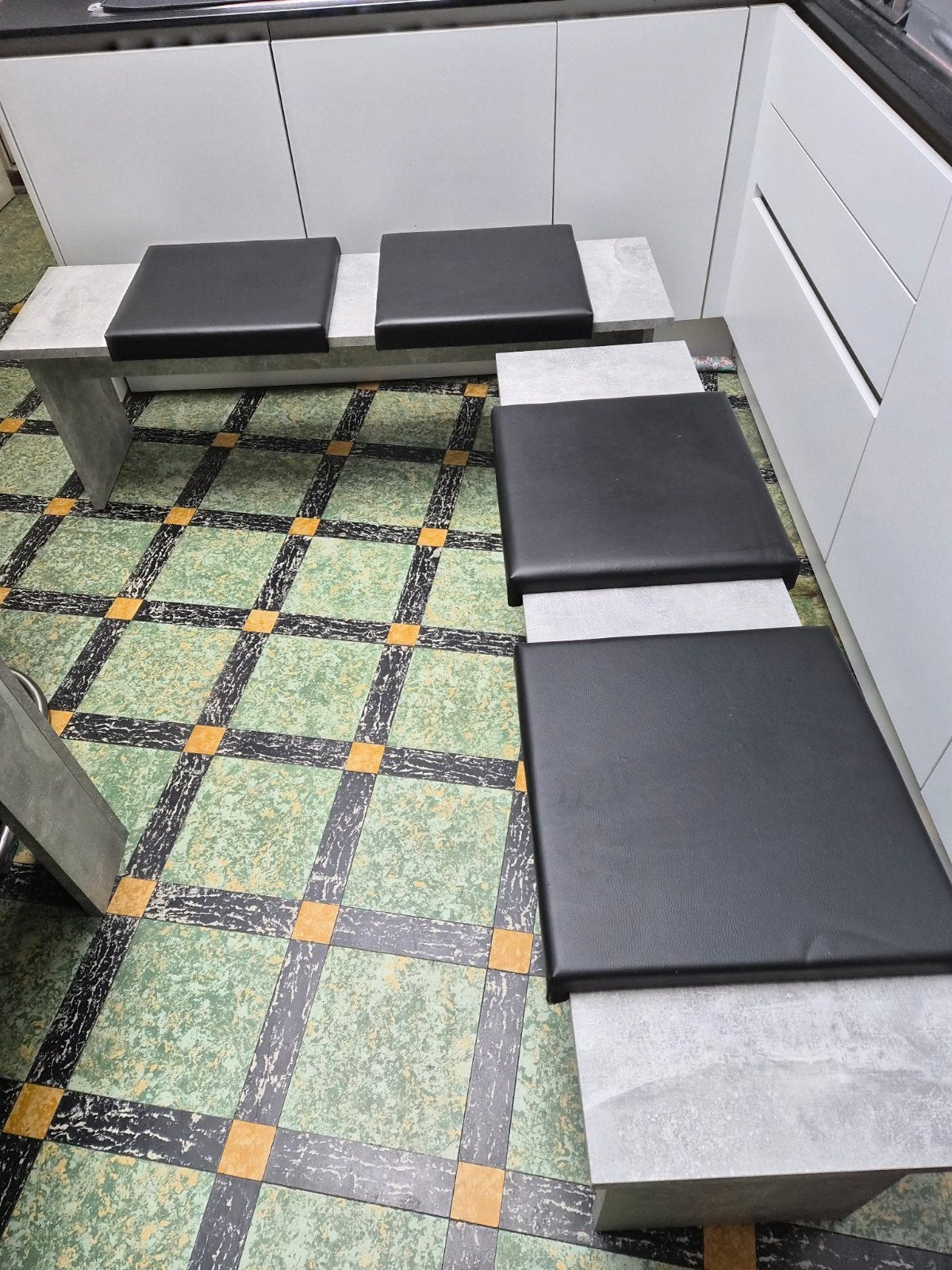 2 banken en 4 kussen, Huis en Inrichting, Stoelen, Ophalen, Twee, Zo goed als nieuw, Grijs