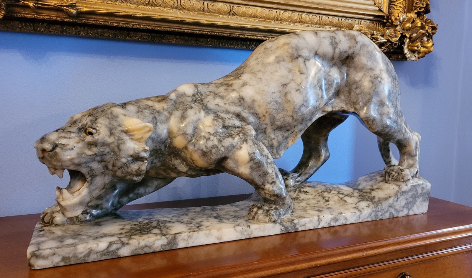 Une grande statue de tigre en albâtre de style art déco., Enlèvement