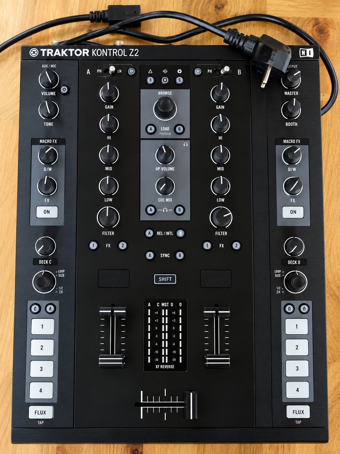 Native Instruments Traktor Kontrol Z2, Ophalen of Verzenden, Zo goed als nieuw, Minder dan 5 kanalen, Microfooningang