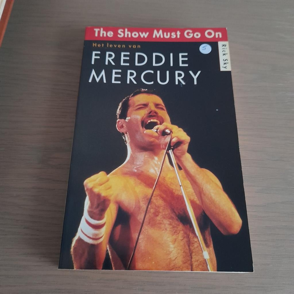 The show must go on. het leven van Freddie Mercury ., Boeken, Ophalen of Verzenden, Gelezen