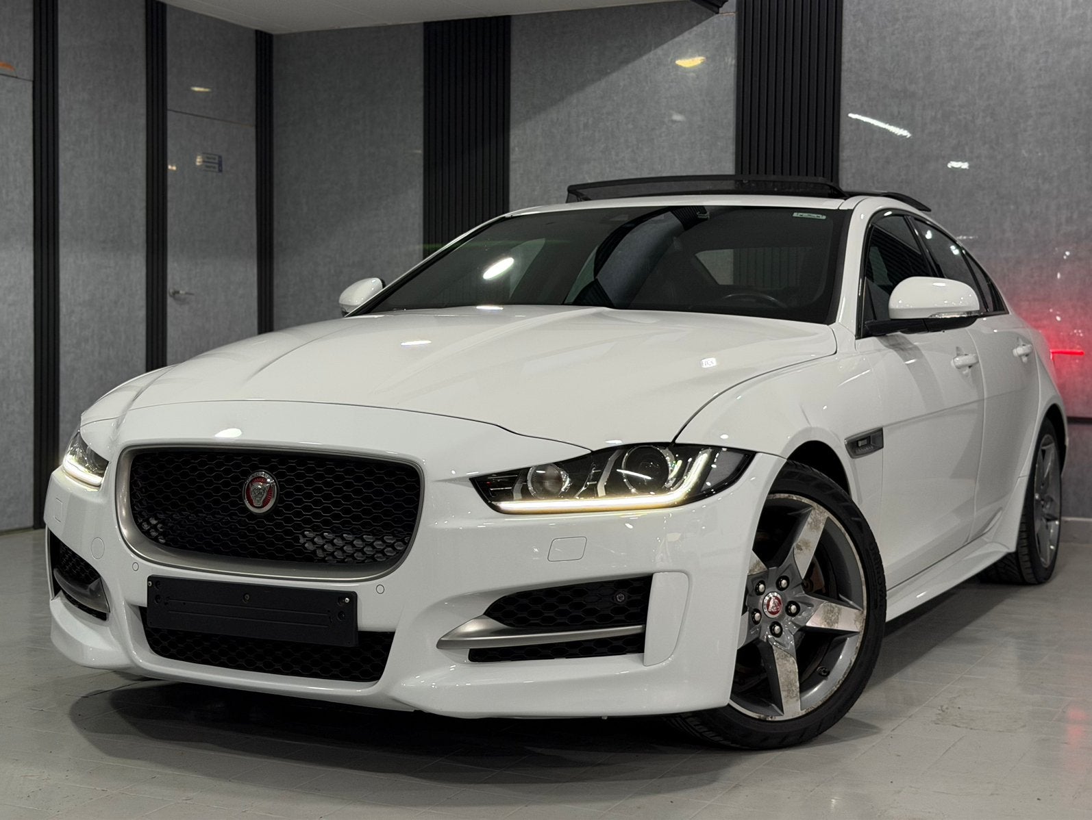 JAGUAR XE R-SPORT – TOIT PANORAMIQUE  BOÎTE AUTO, Cuir, Achat, Euro 6, Entreprise