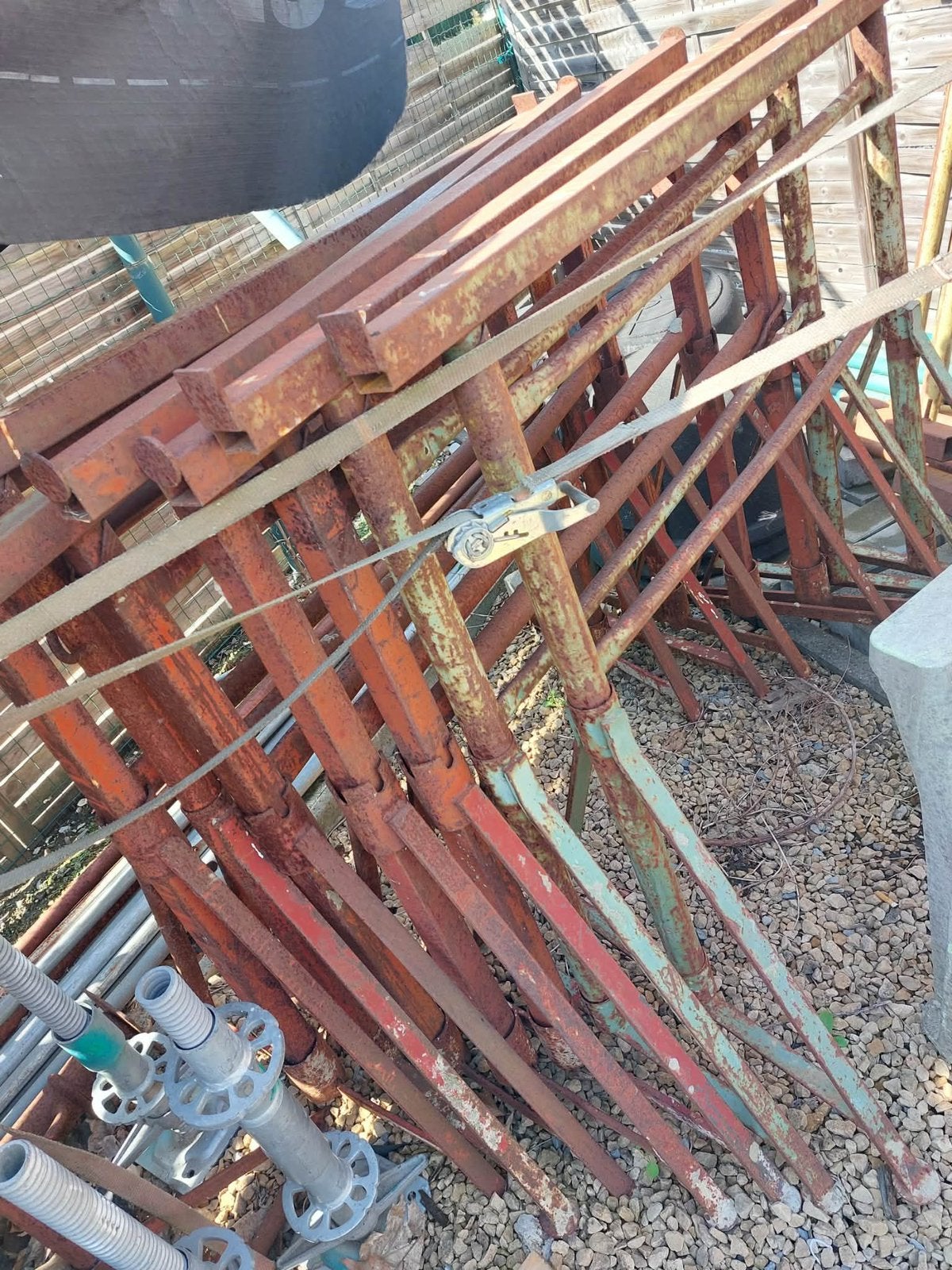 5 chevalets en métal, Enlèvement, Utilisé