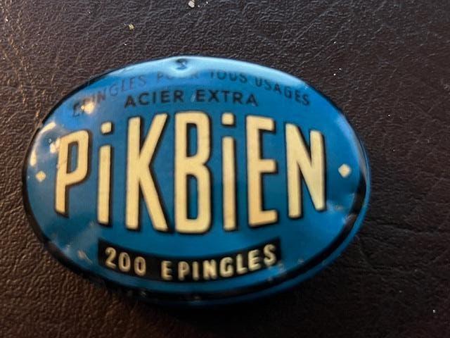 Blikken doosje Pikbien kopspelden, Ophalen