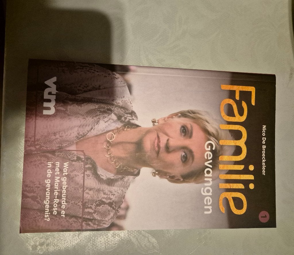 Boek Familie VTM Gevangen, Neuf, Nico De Braeckeleer, Enlèvement ou Envoi, Belgique
