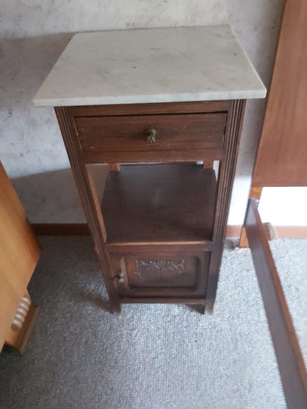 Houten nachttafel met stenen blad, Huis en Inrichting, Slaapkamer | Nachtkastjes, Ophalen, Zo goed als nieuw