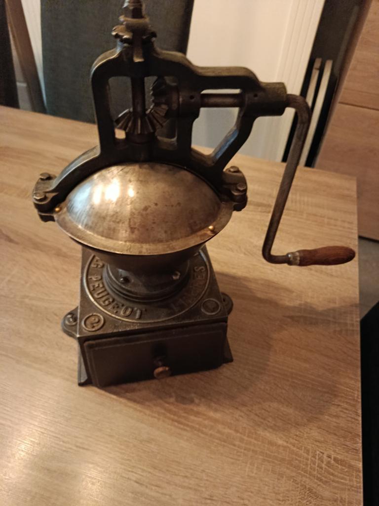Oude gietijzeren koffiemolen van Peugeot, Enlèvement
