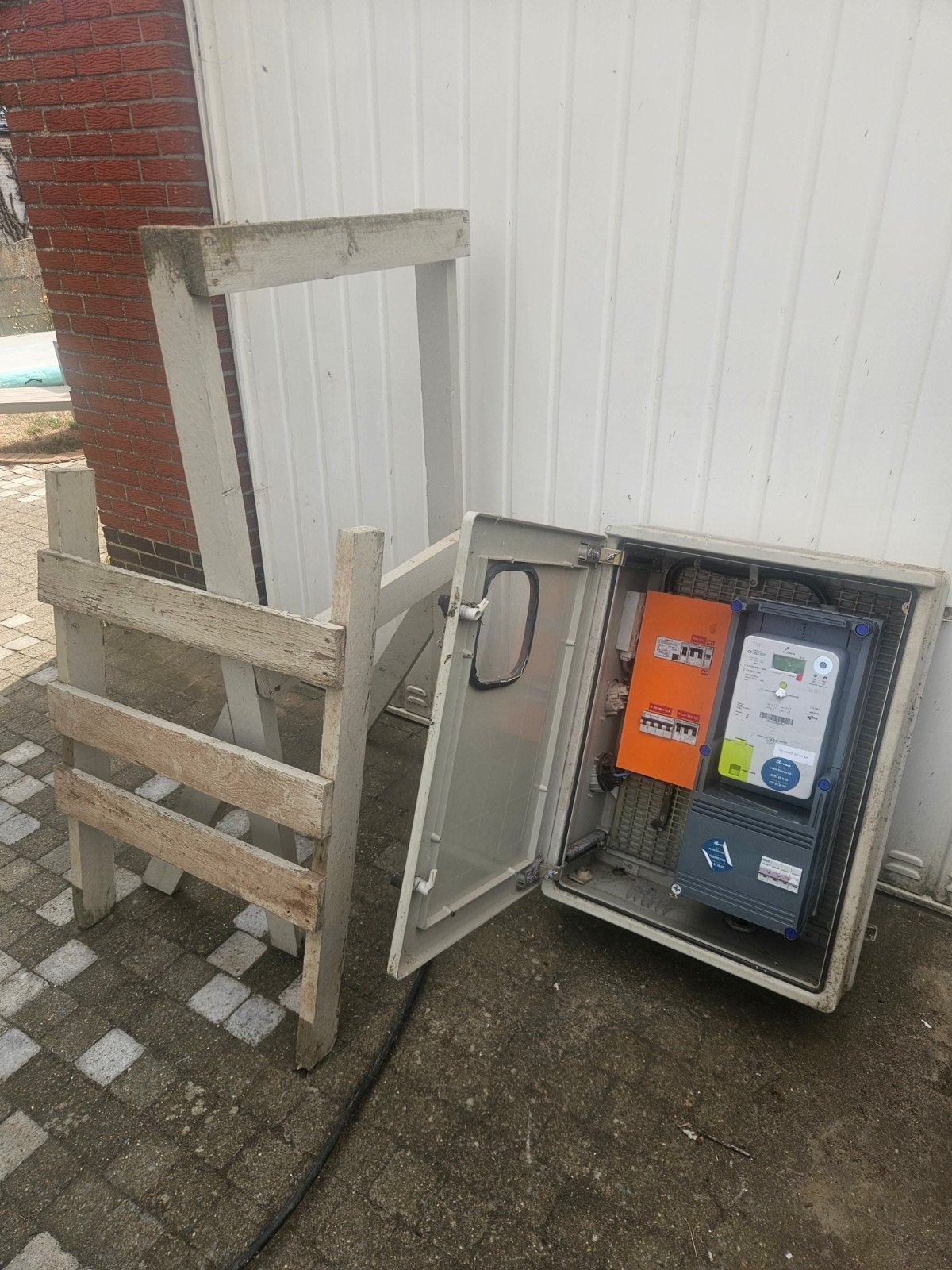 werfkast plus sokkel, Ophalen