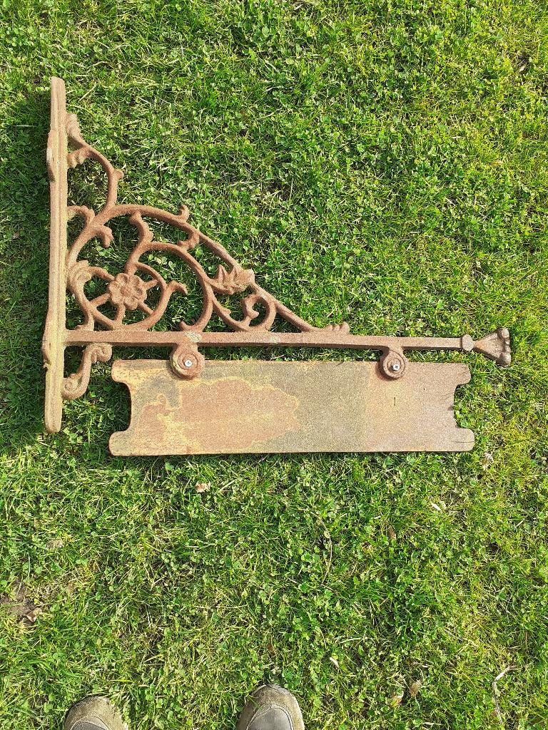 ENSEIGNE EN FONTE SUR POTENCE EN FONTE (77 cm )., Enlèvement