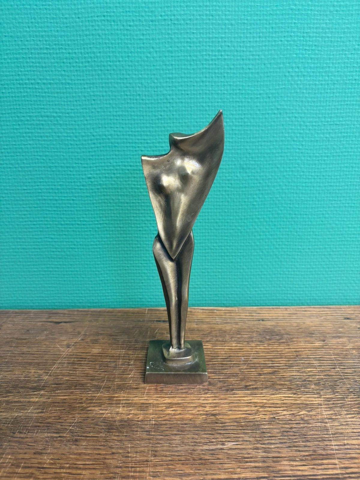 Statue abstraite en bronze massif d'une femme, Enlèvement, Bronze
