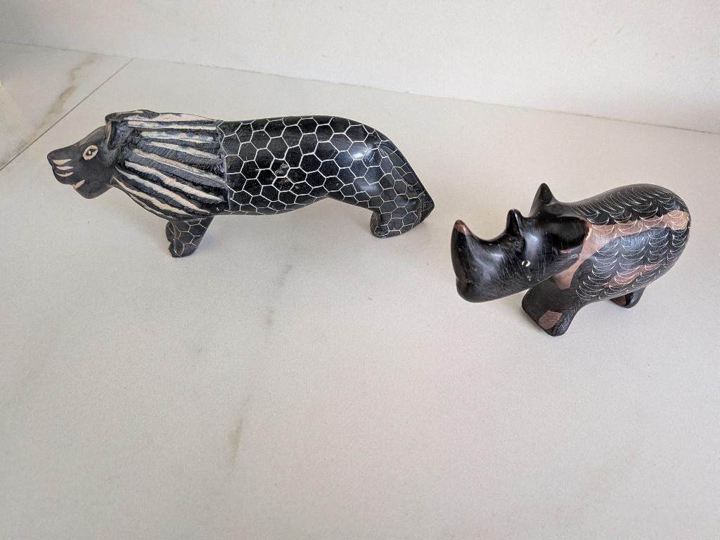 2 beeldjes van  wilde dieren waaronder een neushoorn, Ophalen of Verzenden, Zo goed als nieuw, Dier