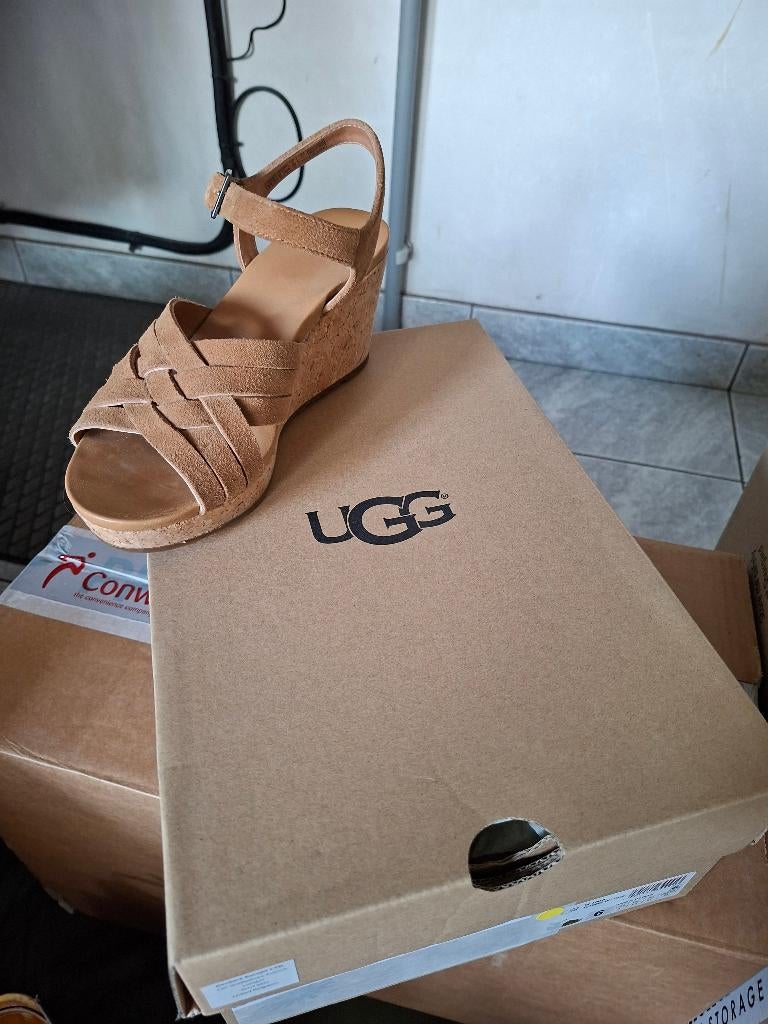 Sandalen Ugg 37, Ophalen, Beige, Sandalen of Muiltjes, Zo goed als nieuw