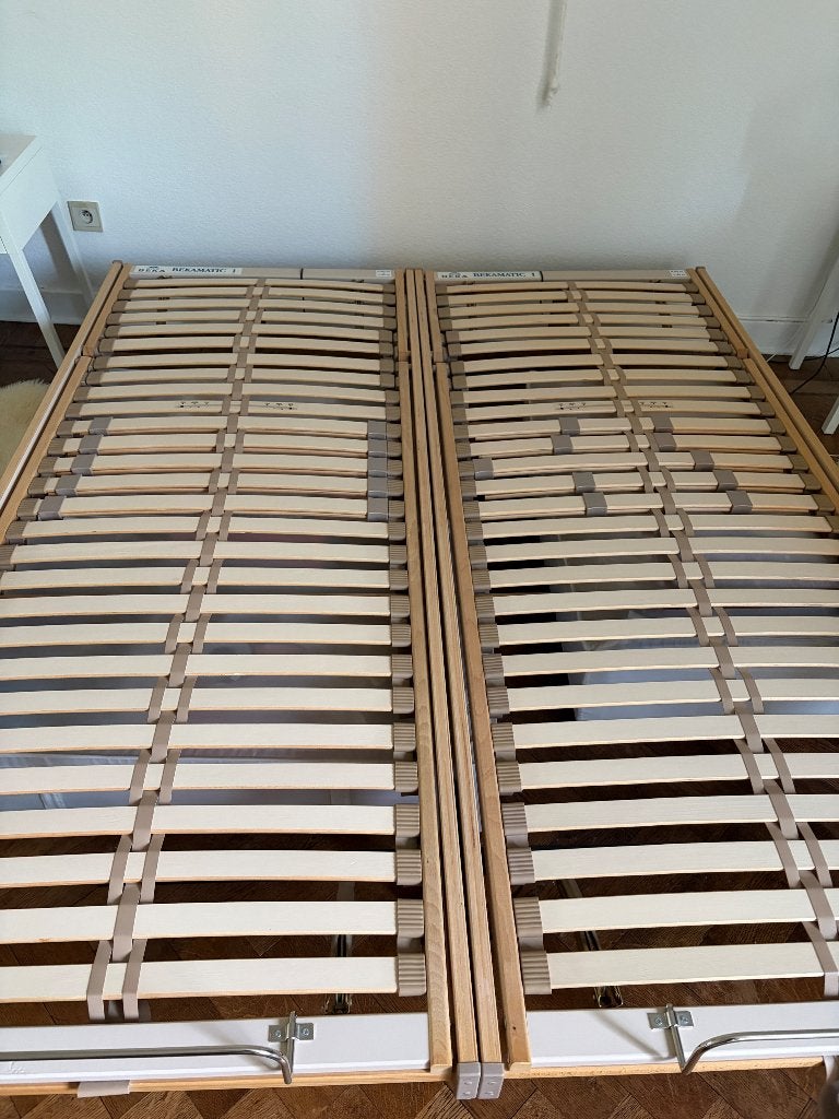 Bed 160x200 twee verstelbare lattenbodems op pootjes, Ophalen, Beige, Tweepersoons, 200 cm