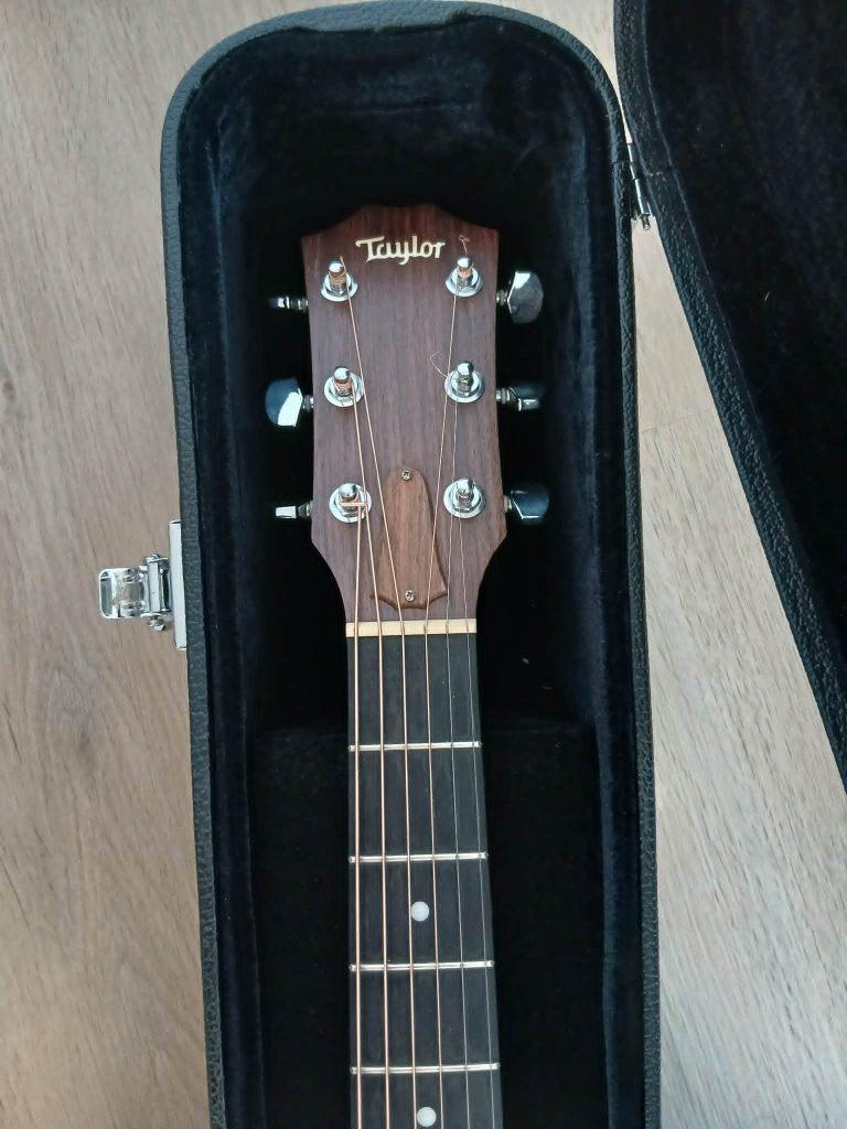 elektr.akoestiek taylor  214e  met case, Musique & Instruments, Instruments à corde | Guitares | Acoustiques, Enlèvement, Utilisé