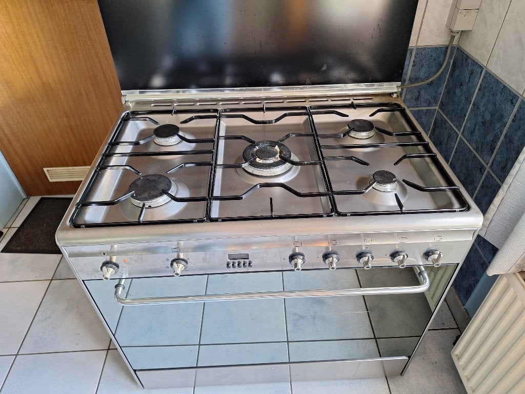 Cuisinière à gaz SMEG avec four, Electroménager, Gaz, Enlèvement, Utilisé, 5 zones de cuisson ou plus