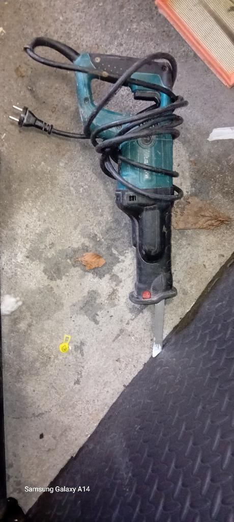 Makita, Enlèvement, Scie sabre