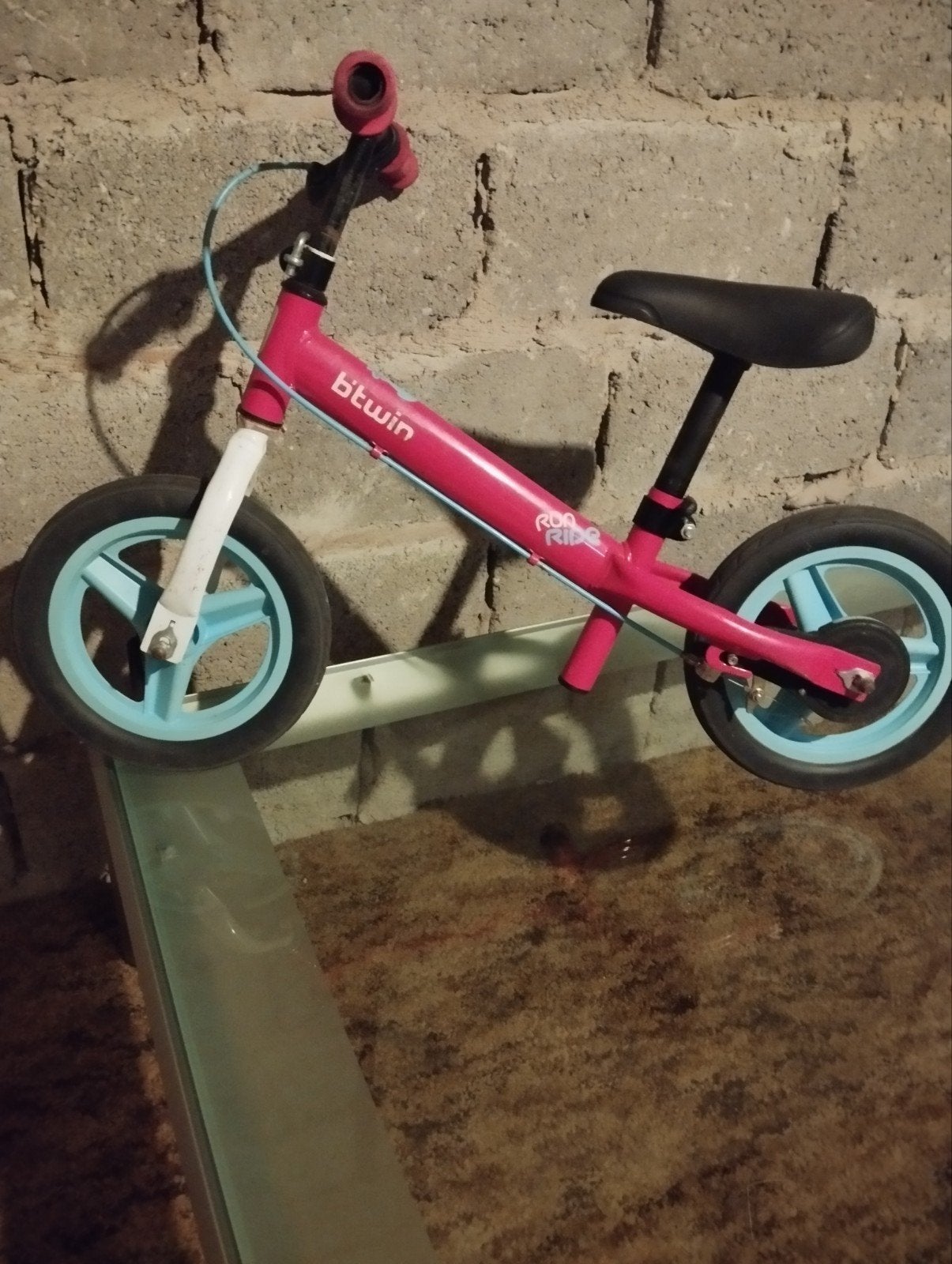Loopfiets. Met harde banden., Ophalen