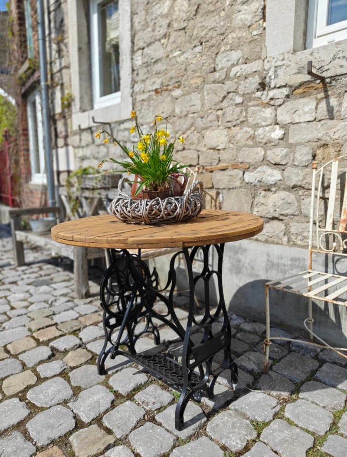 Table vintage fait main en fonte ancienne et bois verni, Enlèvement, Comme neuf, Rond, Bois