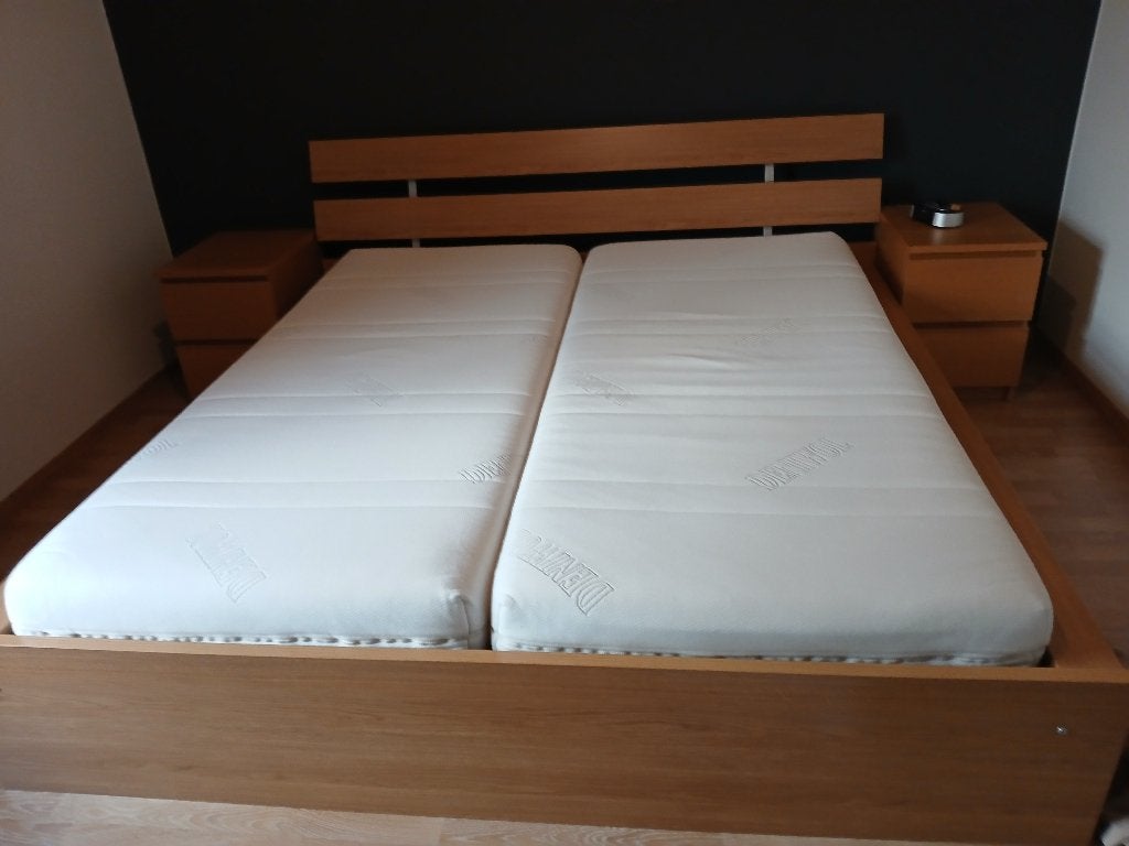 Bed, lattenbodem, nachtkastjes, matras en matrasbeschermer, Ophalen, Verstelbaar, Tweepersoons, Zo goed als nieuw