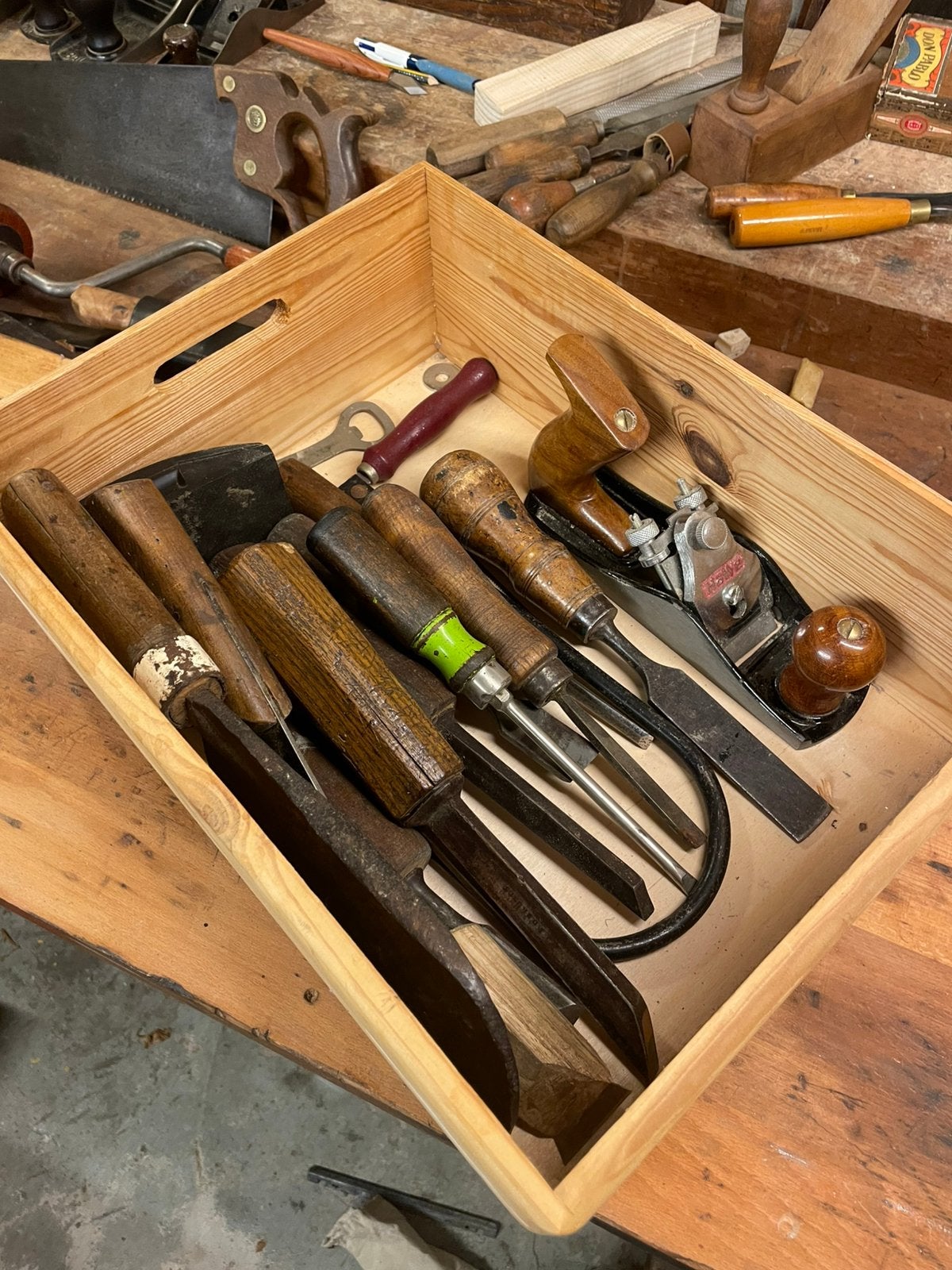 Houten kist met antiek houtbewerking handgereedschap, Ophalen of Verzenden