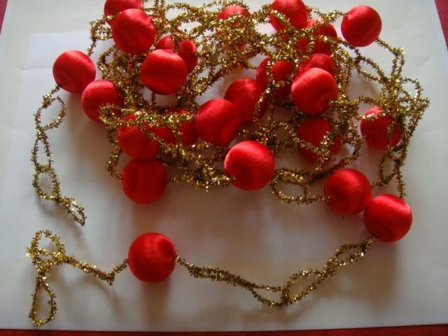 Déco de Noël. Guirlande dorée boules rouges, Divers, Noël, Comme neuf, Envoi