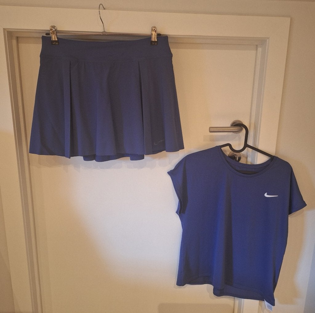 Tenniskleding set,Nike (Dri-Fit),bloesje+rokje,maat L,paars, Vêtements | Femmes, Vêtements de sport, Taille 42/44 (L), Enlèvement ou Envoi