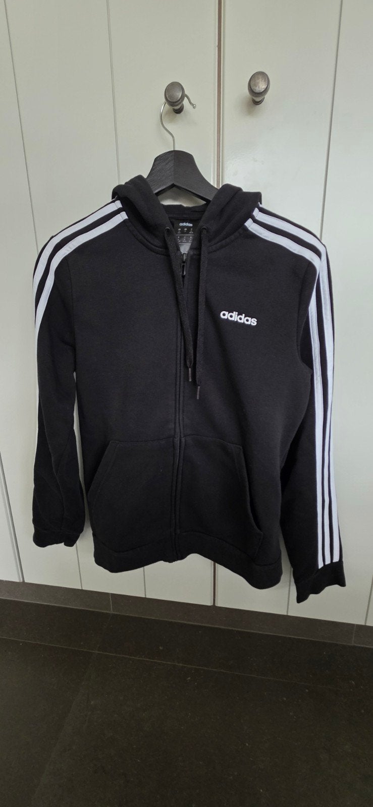 Adidas damesvest met kap en rits – zwart – maat M, Vêtements | Hommes, Enlèvement ou Envoi, Taille 48/50 (M), Noir