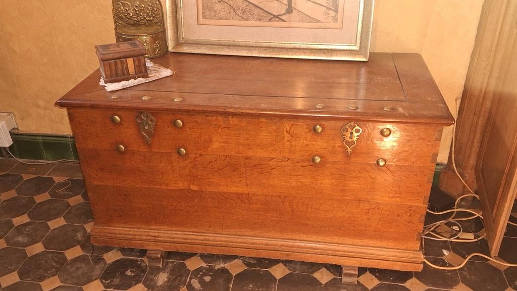 Coffre ancien en chêne, Chêne