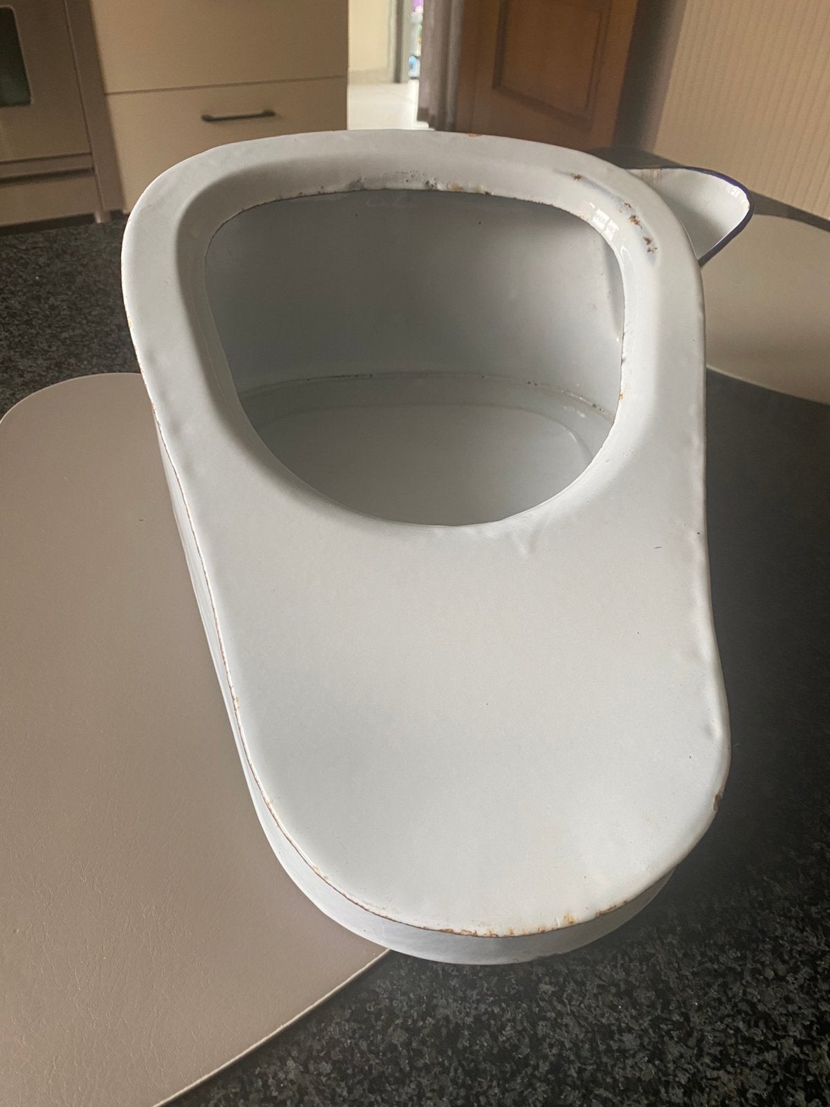 Antieke bedpan, Enlèvement
