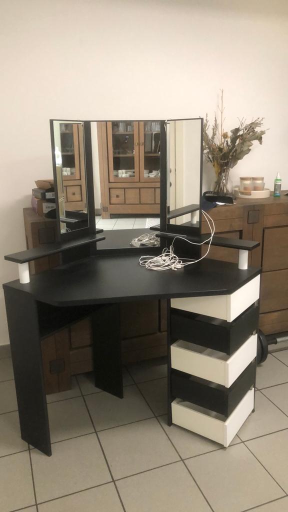 Dit is een zwart wit tafel, Huis en Inrichting, Bureaus, Ophalen, Opbergruimte, Zo goed als nieuw, Wit