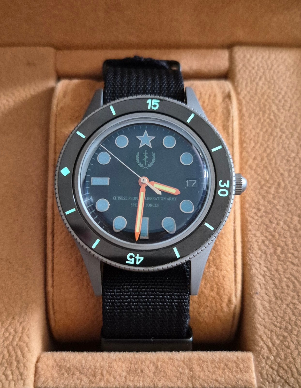 One-of-a-Kind "Spectre" Skin Diver, Bijoux, Sacs & Beauté, Montres | Hommes, Seiko, Enlèvement ou Envoi, Acier, Autres matériaux