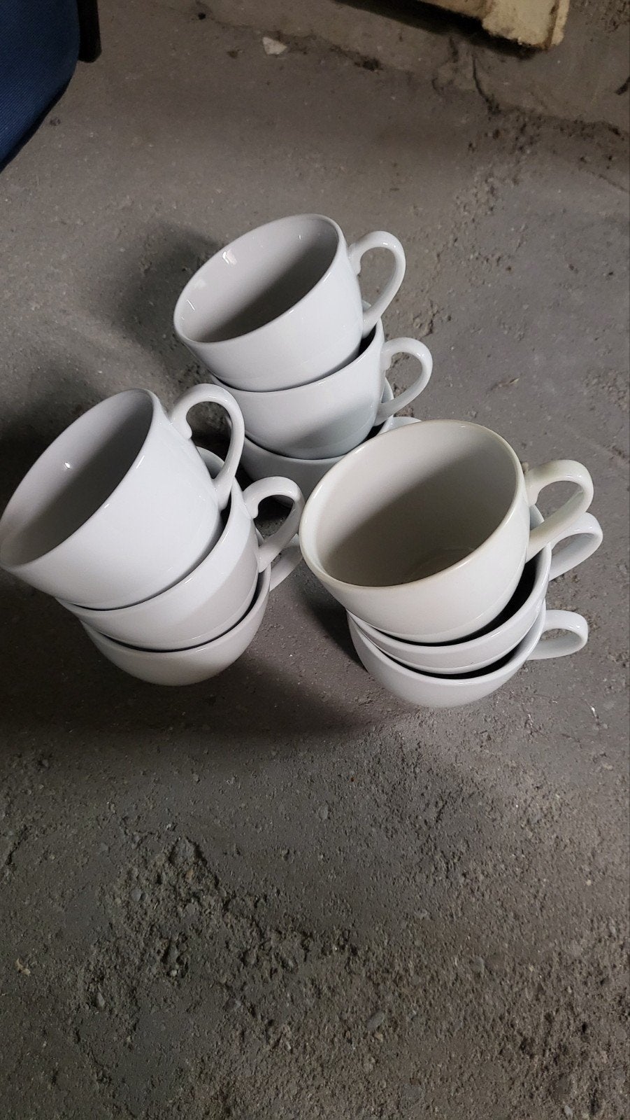 9 witte tassen, Ophalen