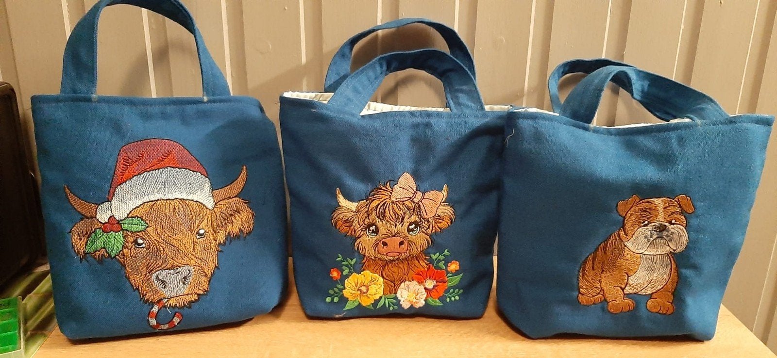Tasjes geborduurd en gevoerd., Ophalen