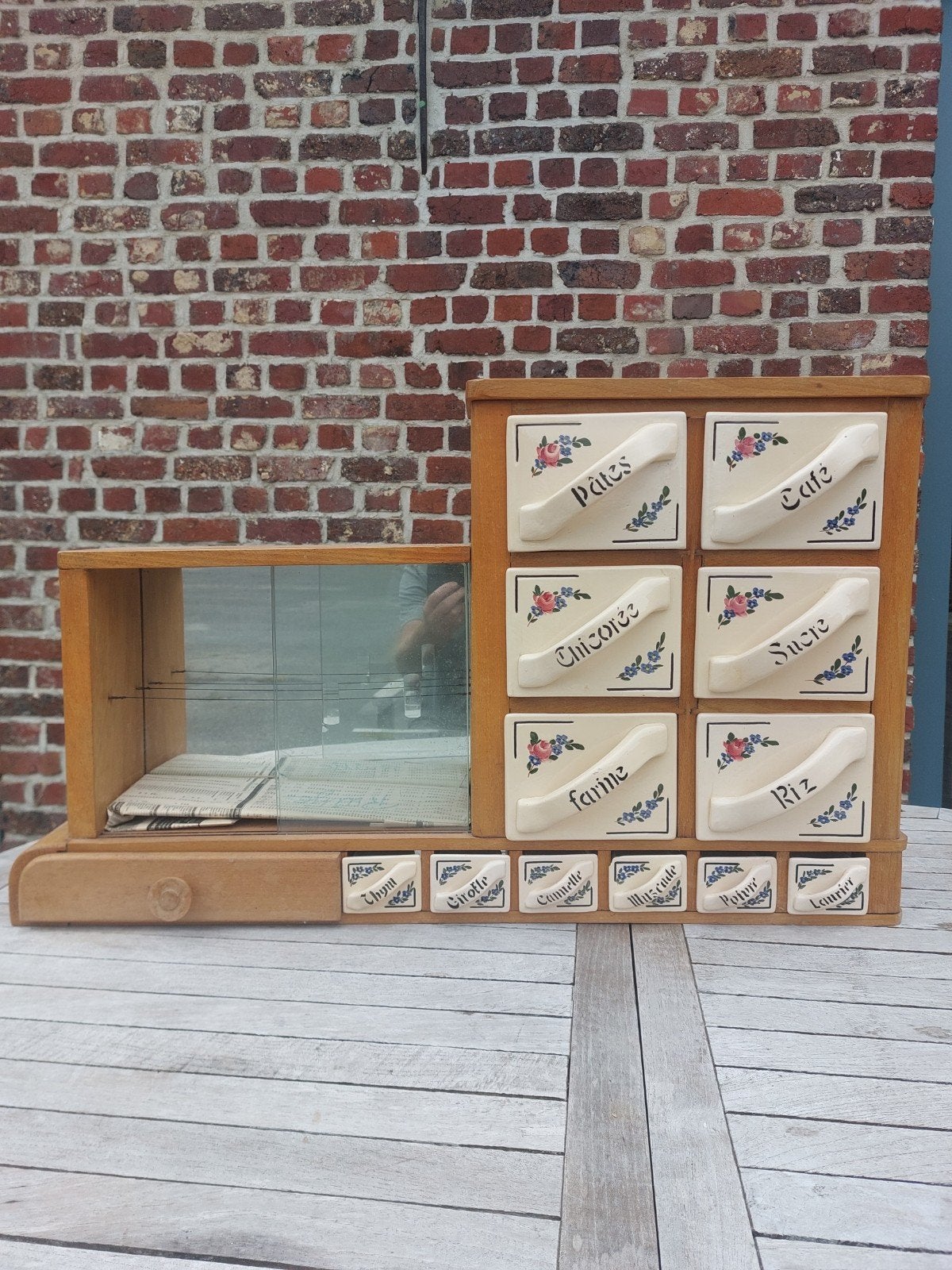 Armoire à épices, Enlèvement