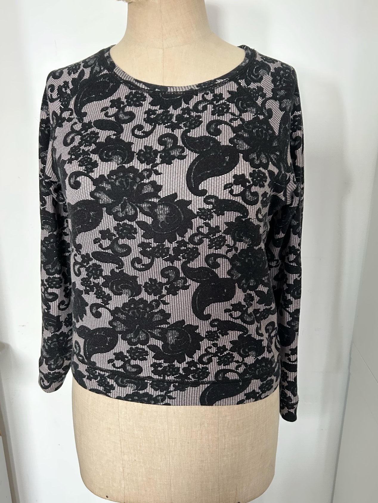 Pull Essentiel Antwerp à imprimé dentelle taille 1 S 36, Enlèvement ou Envoi, Comme neuf, Taille 36 (S), Noir